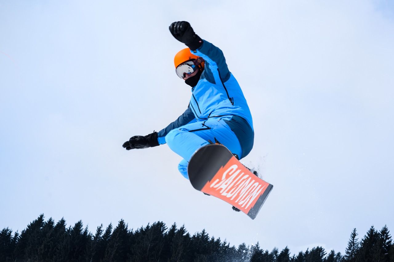 Czym powinna charakteryzować się odzież snowboardowa?