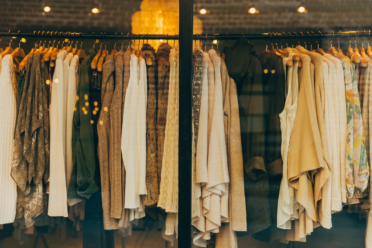 Zakup ubrań – lepiej w sklepie internetowym czy galerii handlowej?