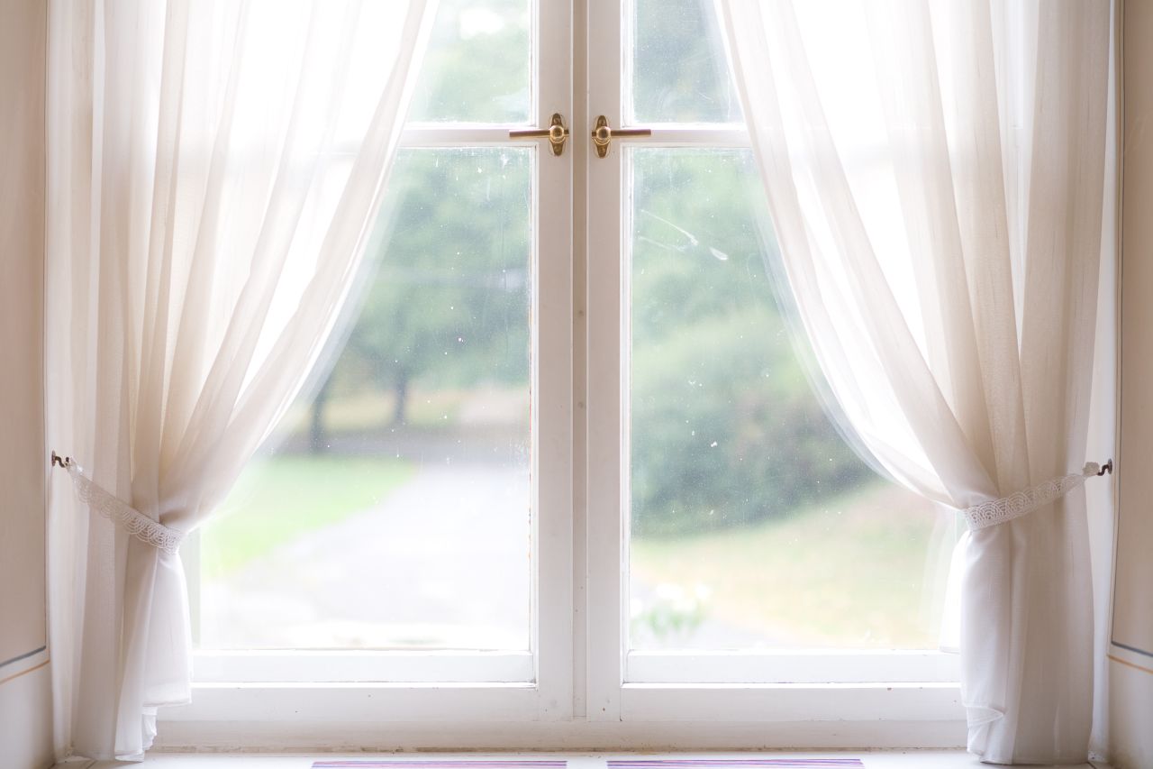 Jak zabezpieczyć okno przed niekorzystnymi czynnikami?