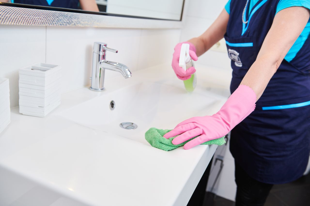 Jak zadbać o delikatną skórę dłoni podczas sprzątania?