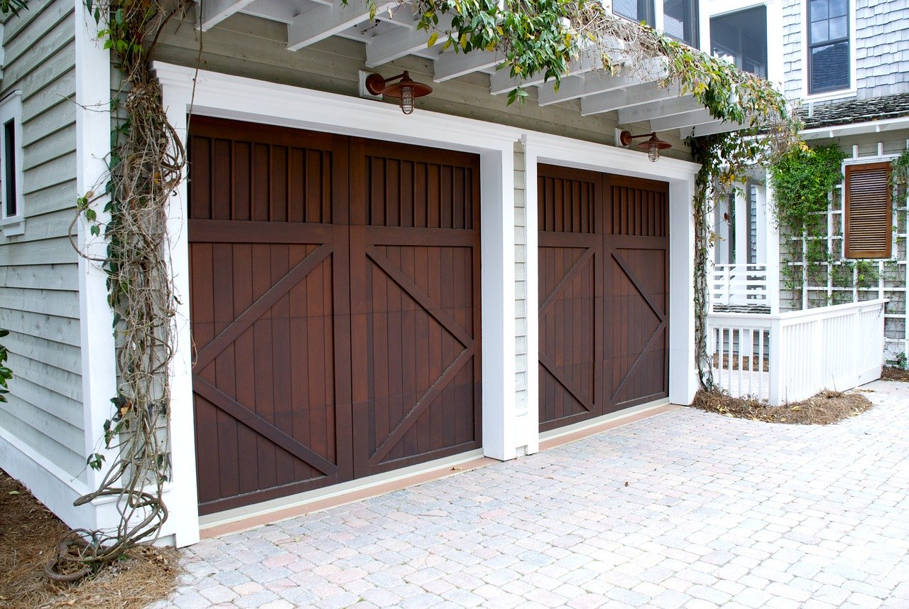 Na co zwrócić uwagę wybierając bramę garażową?