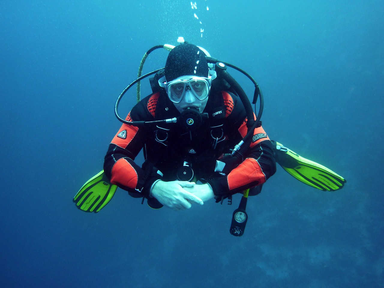 Jakie wyposażenie i akcesoria warto mieć przy sobie w trakcie nurkowania?
