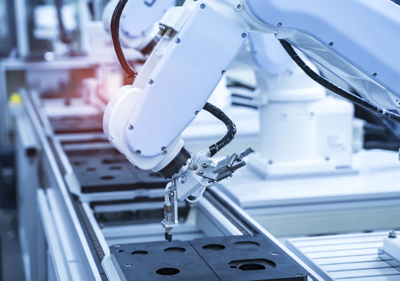Robotyzacja na produkcji – jakie ma plusy?